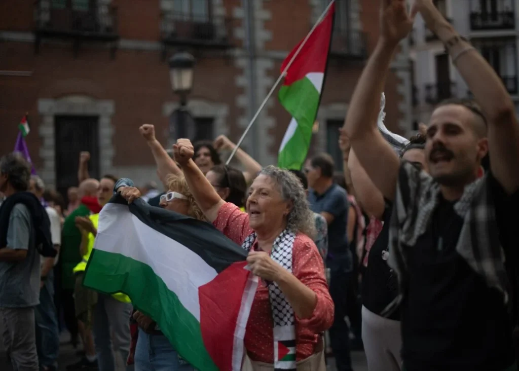 Juristas aclaran si es legal o no convocar una huelga general por Palestina 3 Un grupo de personas con banderas de Palestina protestan