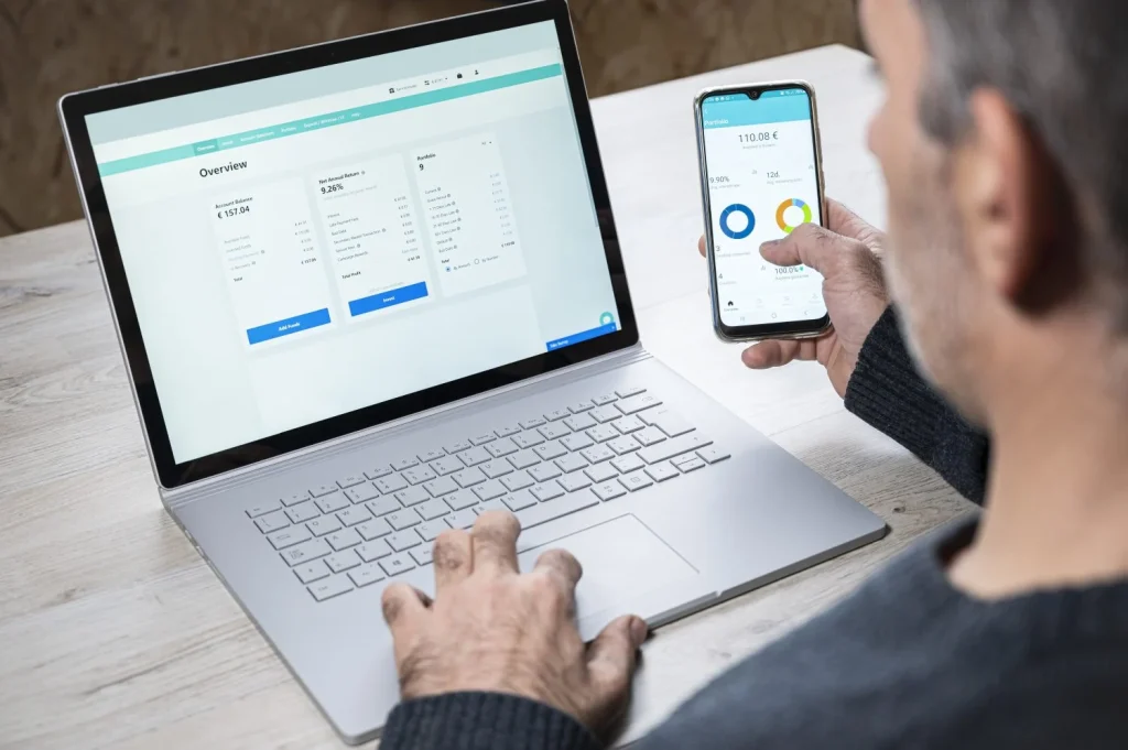 Saber que tu historial no desaparece del todo lleva a una pregunta inevitable: ¿quién tiene la capacidad de recuperar y ver esos datos? Fuente: Freepik 
