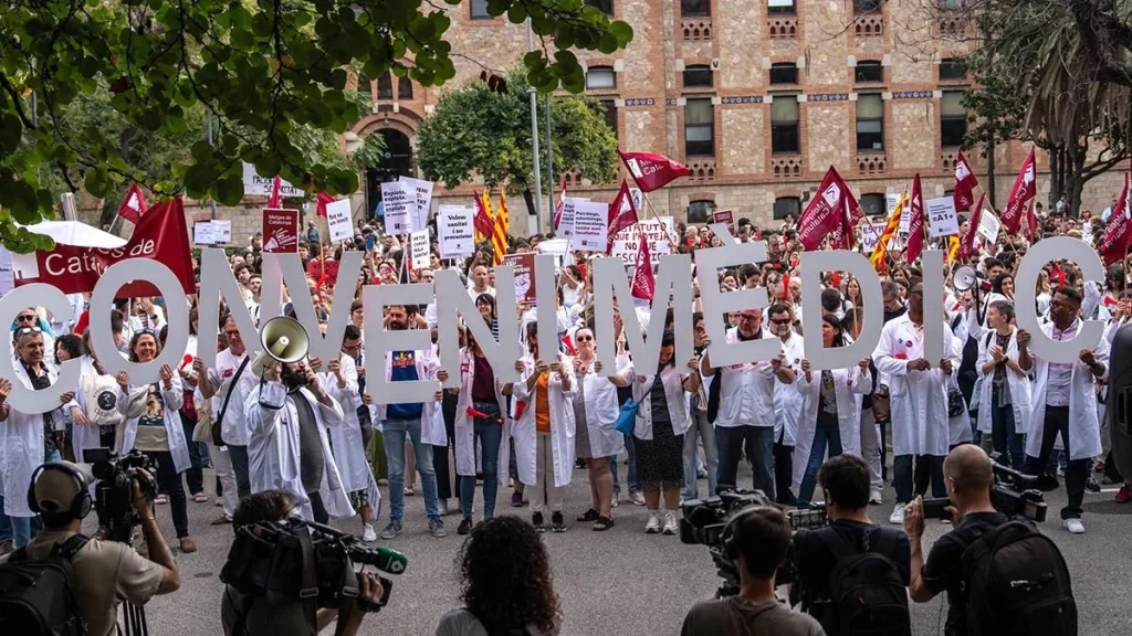 Segunda huelga en cuatro meses: los médicos españoles se hartan de jornadas abusivas y la reforma del Estatuto Marco Fuente: Agencias