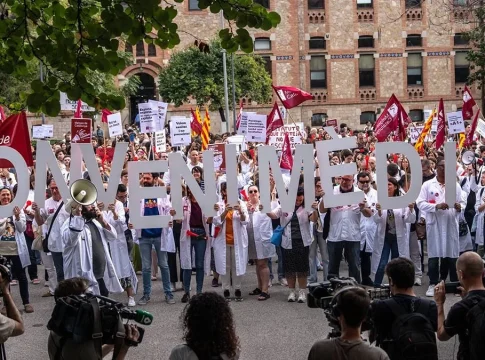 Segunda huelga en cuatro meses: los médicos españoles se hartan de jornadas abusivas y la reforma del Estatuto Marco Fuente: Agencias Segunda huelga en cuatro meses: los médicos españoles se hartan de jornadas abusivas y la reforma del Estatuto Marco Fuente: Agencias
