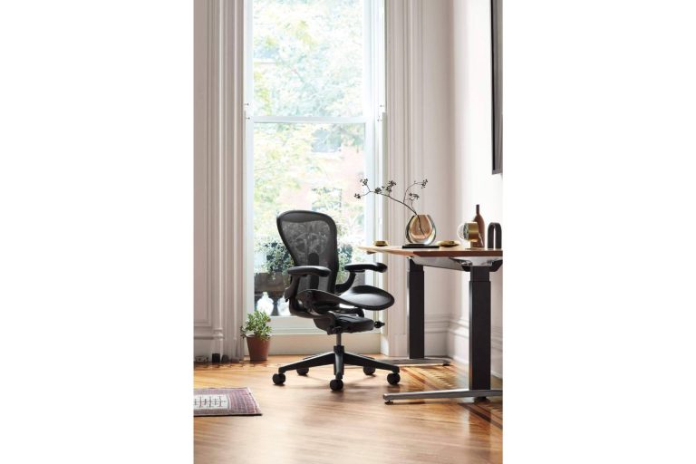 Postura, iluminación y descanso; así se previenen las lesiones más comunes en la oficina