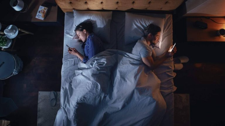 Relaciones modernas, el impacto emocional de los celos derivados de las redes sociales