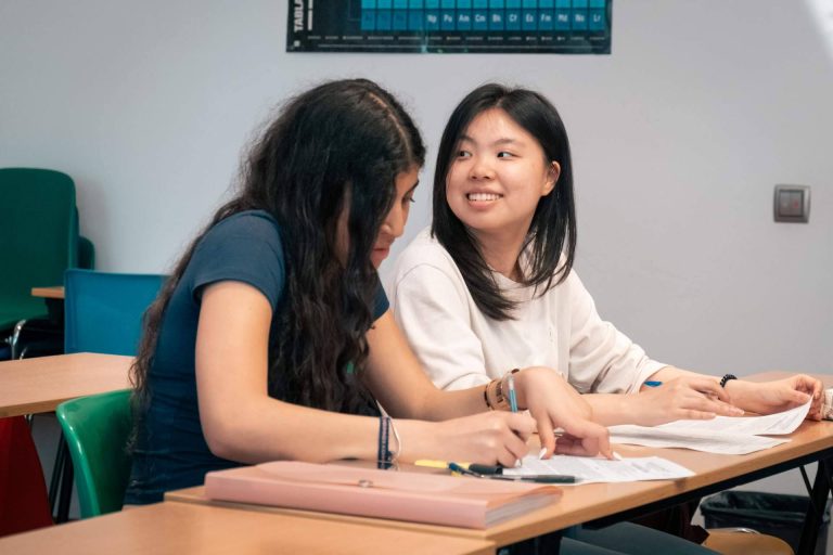 Luis Vives ofrece plazas limitadas para su curso oficial de ESO para adultos en Madrid