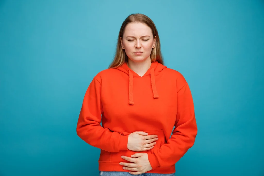 Dra. Elena Soto (52), endocrina, alerta: "Esa leche de avena que tomas cada mañana está inflamando tu cuerpo en silencio. Este es el aditivo culpable que nadie mira". 2 La clave de la advertencia de la Dra. Soto sobre la leche de avena es el concepto de inflamación crónica de bajo grado, un enemigo silencioso para nuestra salud. Fuente: Freepik