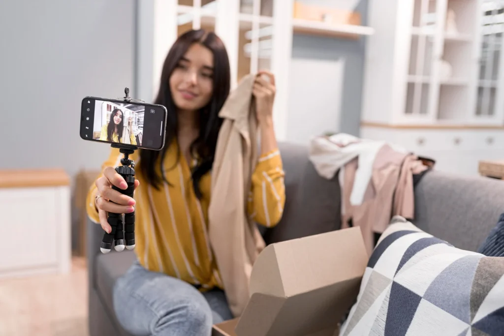 Una influencer hace publicidad de ropa en un vídeo para redes sociales