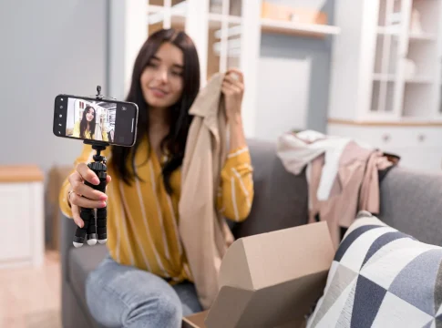influencer haciendo publicidad de ropa en redes Una influencer hace publicidad de ropa en un vídeo para redes sociales