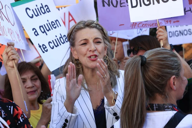 Trabajo avisa: hasta 12.000 euros de multa por no dar de alta a empleadas del hogar Fuente: Agencias