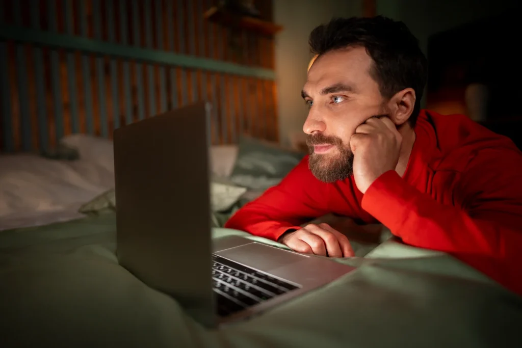 Roberto Díaz (41), ingeniero de telecomunicaciones: "Tu operador te está limitando la señal WiFi a propósito y así puedes solucionarlo" 2 Pero cambiar el canal es solo el principio; hay otros ajustes clave en tu router que mejorarán drásticamente la señal WiFi. Fuente: Freepik
