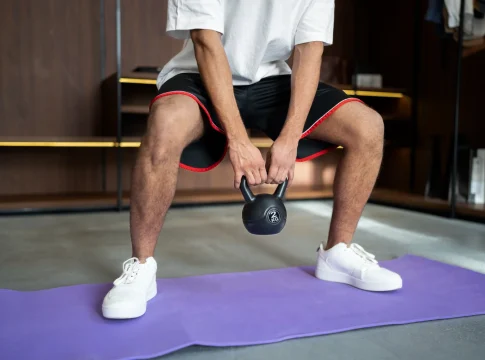 kettlebell swing freepik ejercicios con pesas