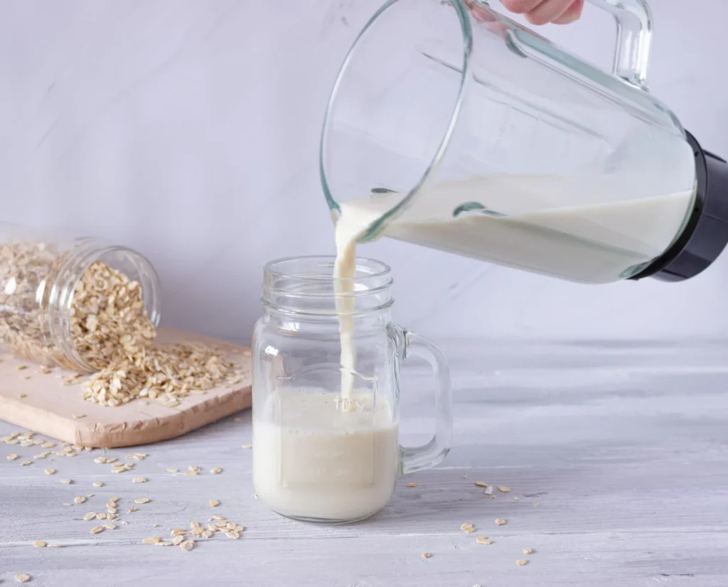 Dra. Elena Soto (52), endocrina, alerta: "Esa leche de avena que tomas cada mañana está inflamando tu cuerpo en silencio. Este es el aditivo culpable que nadie mira". 4 Afortunadamente, existen alternativas para seguir disfrutando de esta bebida vegetal sin caer en la trampa de los aditivos y, según la Dra. Soto, la mejor leche de avena puede ser la que haces tú. Fuente: Freepik