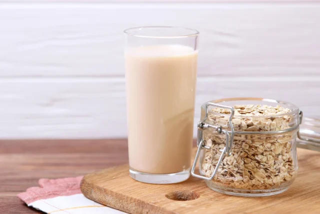 Dra. Elena Soto (52), endocrina, alerta: "Esa leche de avena que tomas cada mañana está inflamando tu cuerpo en silencio. Este es el aditivo culpable que nadie mira".