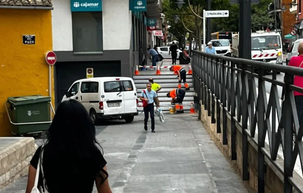 La táctica vecinal de pintar banderas de Palestina sobre desperfectos pone en evidencia a los ayuntamientos: "Arreglado en 24 horas" 1 Operarios del ayuntamiento limpiando una bandera de Palestina de unas escaleras en Xirivella (Valencia)
