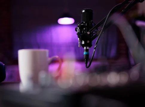micrófono en un programa para podcast Un micrófono durante la preparación de un podcast