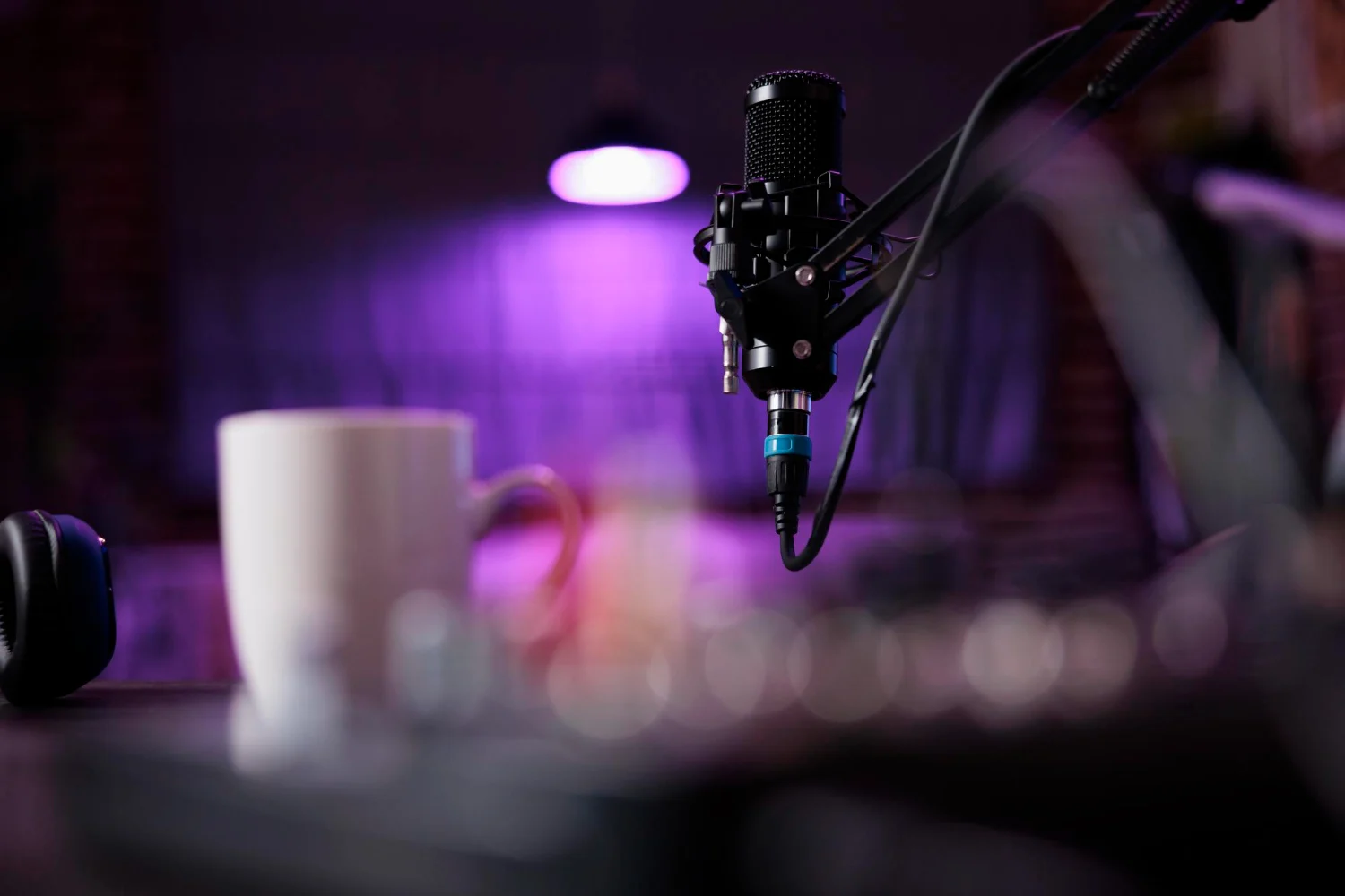 micrófono en un programa para podcast Un micrófono durante la preparación de un podcast