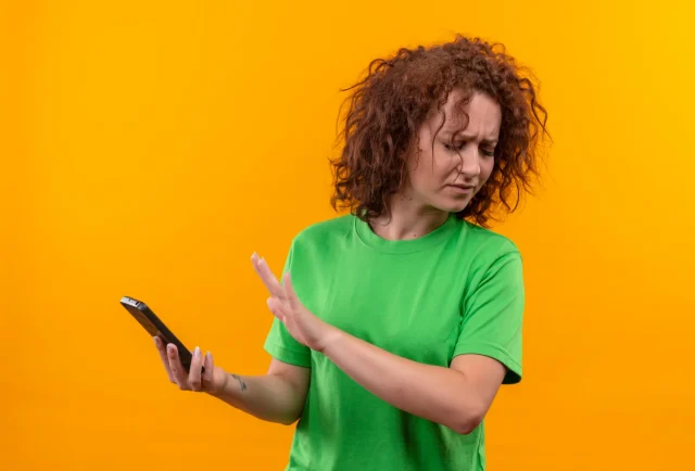 Carla Mata (27), especialista en fraude online, advierte: ‘Instalar apps o actualizar software en wifi públicas multiplica x60 el riesgo de perder fotos, cuentas y claves bancarias’