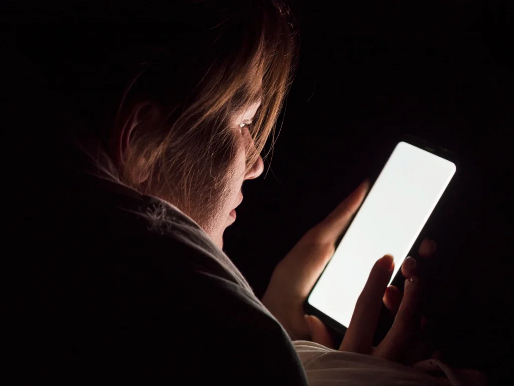 Carla Mata (27), especialista en fraude online, advierte: ‘Instalar apps o actualizar software en wifi públicas multiplica x60 el riesgo de perder fotos, cuentas y claves bancarias’ 1 Ese momento de alivio al encontrar una red abierta en un lugar público puede ser el inicio de tus problemas.