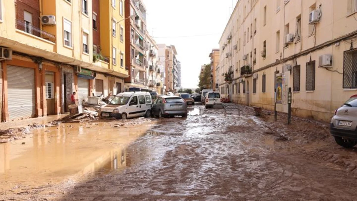 Comparativa entre el antes y el después del paso de la dana del 29 de octubre de 2024 en una calle de Paiporta en Valencia. Fuente: Europa Press Aldaia, Paiporta o Alfafar: ocho municipios valencianos todavía no se han recuperado de la DANA Fuente: Europa Press