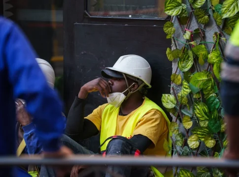 obrero_inmediaciones_donde_derrumbado_edificio_obras_zona_opera_octubre Un obrero en las inmediaciones dónde se ha derrumbado un edificio en obras, en la zona de Ópera, a 7 de octubre de 2025, en Madrid (España)