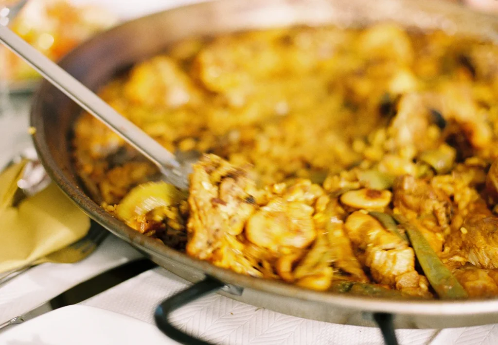El verdadero caldo se crea en la propia paellera, con agua y la esencia de los ingredientes sofritos.