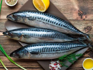 El truco del papel de horno para cocinar pescado con piel crujiente sin que se pegue ni se rompa