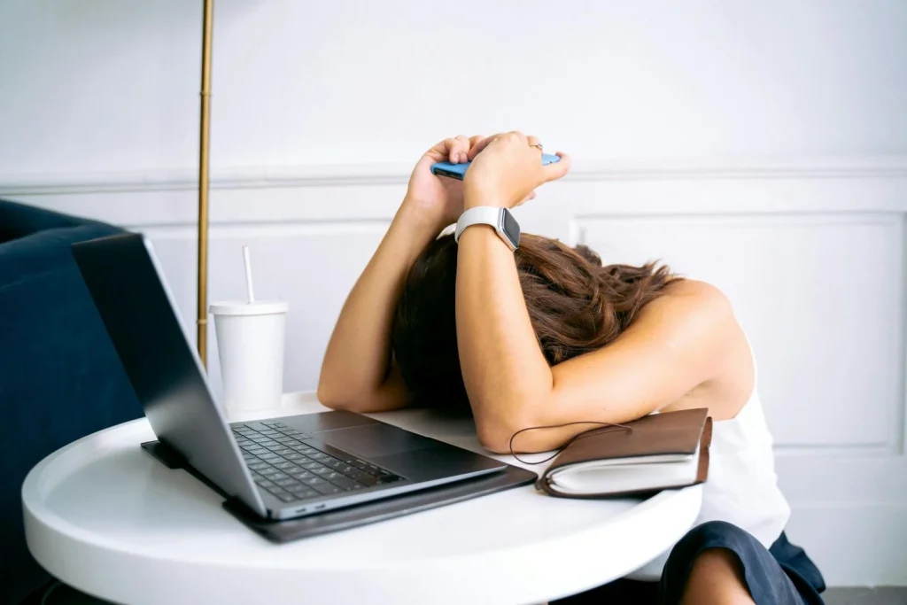 El 'Burnout' es pánico, no fatiga: señales físicas que confirman tu crisis de ansiedad laboral... y que te hacen plantearte si es hora de renunciar 2 Lidiar con la ansiedad
