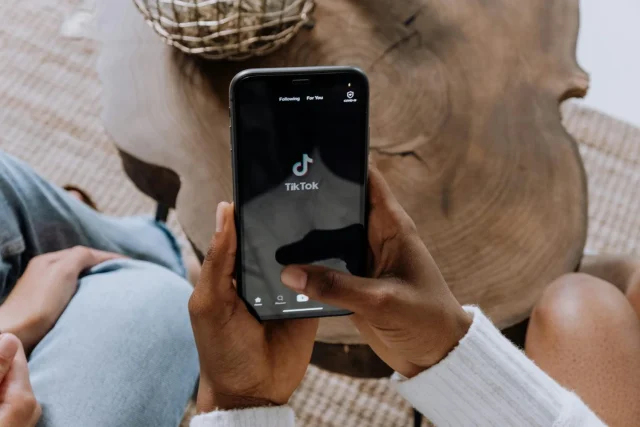 ​¿Te sientes vigilado por apps y webs que usas en tu móvil? Las cookies te espían para llenarte de publicidad y esta es la forma de eliminarlas 