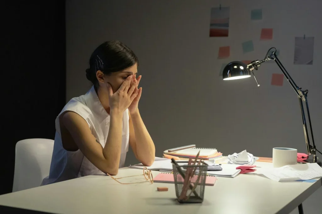La vuelta al trabajo en septiembre es cada vez más insoportable: presencialidad, conciliación inexistente y una brecha cada vez mayor entre empleados y empresas 3 El 'Burnout' es pánico, no fatiga: señales físicas que confirman tu crisis de ansiedad laboral... y que te hacen plantearte si es hora de renunciar