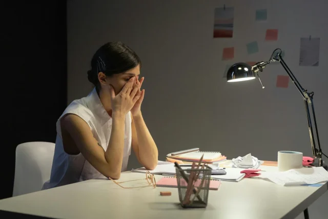 El 'Burnout' es pánico, no fatiga: señales físicas que confirman tu crisis de ansiedad laboral... y que te hacen plantearte si es hora de renunciar