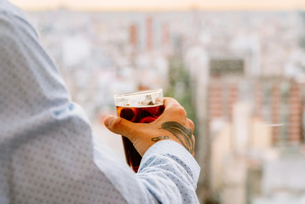 Silencio neuronal: La razón por la que el consumo de alcohol "apaga" las funciones vitales de tu cerebro y acelera el deterioro cognitivo 2 Por qué el alcohol es un enemigo silencioso de tu mente