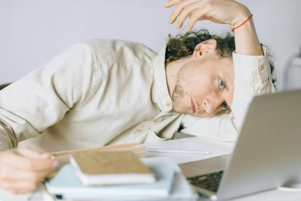 El 'Burnout' es pánico, no fatiga: señales físicas que confirman tu crisis de ansiedad laboral... y que te hacen plantearte si es hora de renunciar 1 ¿De dónde viene la ansiedad laboral?