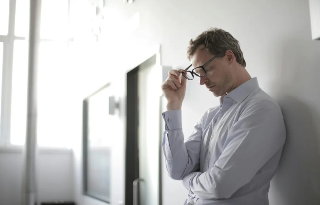 El 'Burnout' es pánico, no fatiga: señales físicas que confirman tu crisis de ansiedad laboral... y que te hacen plantearte si es hora de renunciar 3 ¿Qué podría pasar de malo si…?