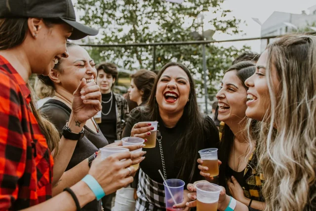 Silencio neuronal: La razón por la que el consumo de alcohol "apaga" las funciones vitales de tu cerebro y acelera el deterioro cognitivo