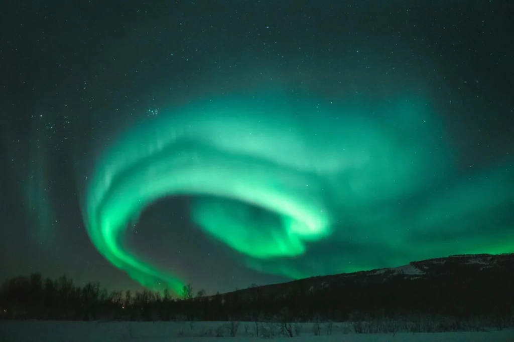 Este es el mapa completo de España para disfrutar de las auroras boreales: hay una ciudad del norte y ubicaciones en Cádiz y Extremadura donde se verá perfecto 2 La ciencia detrás del fenómeno de las auroras boreales