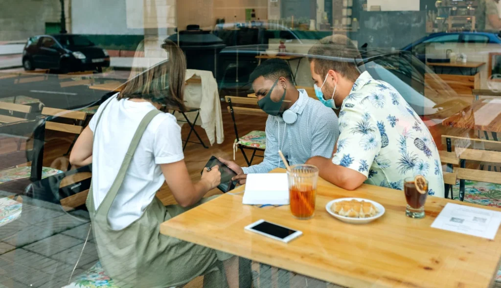 El éxito de esta técnica reside en nuestra propia psicología a la hora de buscar restaurantes en un lugar desconocido. Fuente: Freepik
