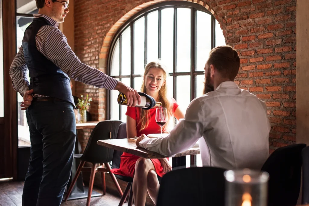 Aceptar el consejo de este camarero implica desarrollar un olfato crítico para encontrar los mejores restaurantes lejos del marketing obvio. Fuente: Freepik
