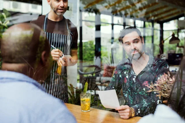 "Nunca aceptes la mesa junto a la ventana": un camarero del Barrio Gótico destapa el truco de los restaurantes para atraer a más víctimas