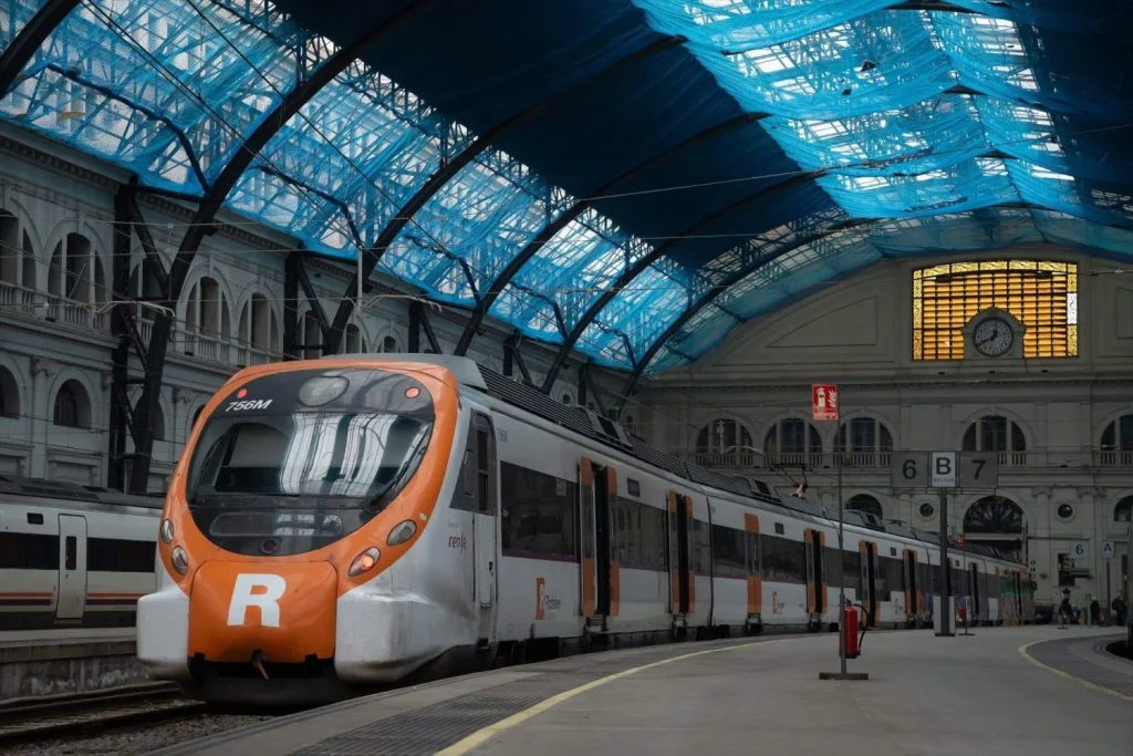 Escala la tensión con Rodalies de Cataluña: "Deberían ser juzgados por un delito contra la salud pública" 3 Un tren de Rodalies de Barcelona (Cataluña)