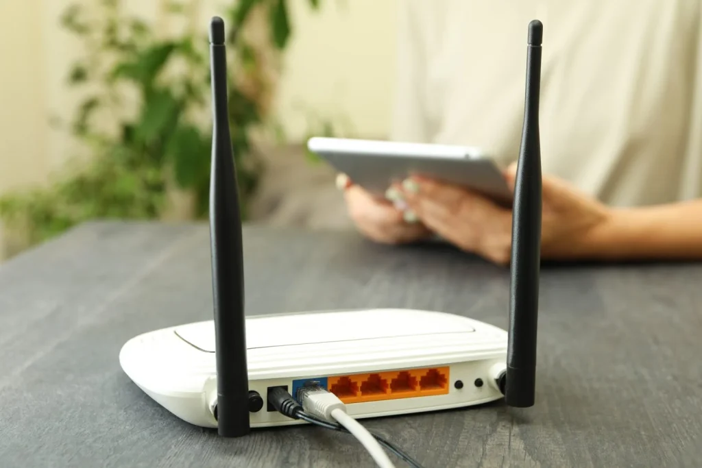 Aunque la advertencia de Sergio Blas sobre el robo de WiFi es muy certera, una luz roja en el router puede tener otros significados. Explorar todas las posibilidades es clave. Fuente: Freepik
