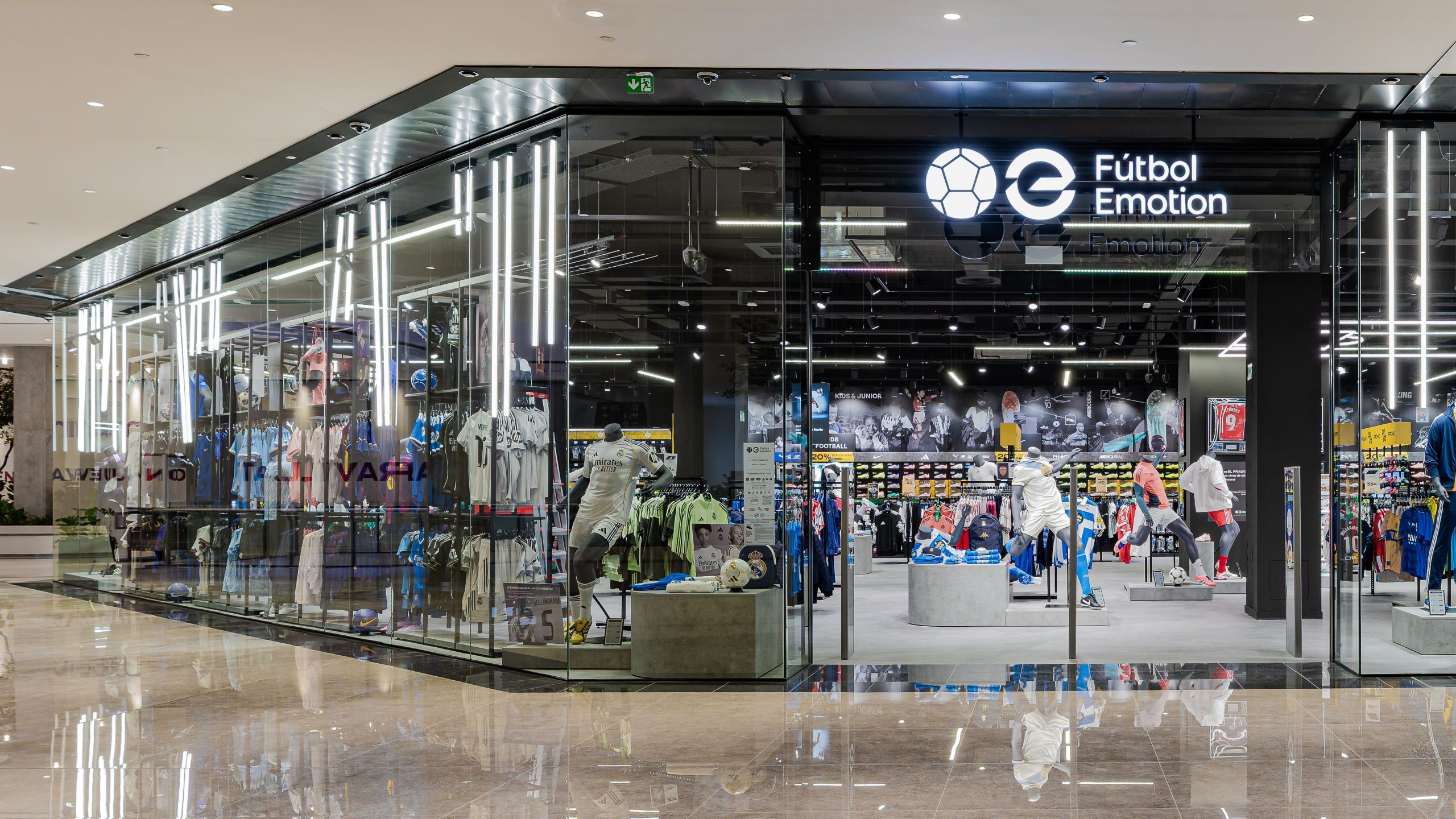 La nueva tienda de Fútbol Emotion en Marineda City arranca con éxito tras su reapertura y ampliación 1 sportsemotionmarineda001 2 scaled