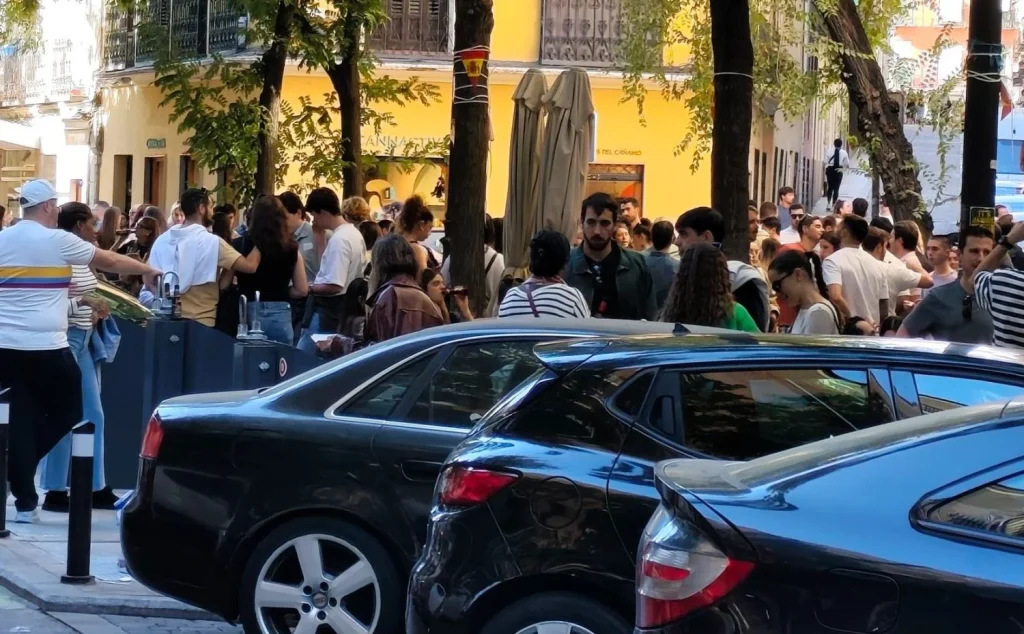 10 días de Tapapiés y decadencia en los barrios de Madrid: "El olor a meados en Lavapiés es insoportable" 1 Una de las tardes de Tapapiés en la calle Argumosa, Lavapiés