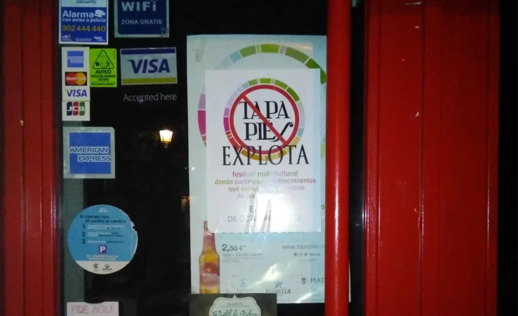 10 días de Tapapiés y decadencia en los barrios de Madrid: "El olor a meados en Lavapiés es insoportable" 2 Cartel de "Tapapiés explota" pegado en la puerta de un bar de Lavapiés en 2019