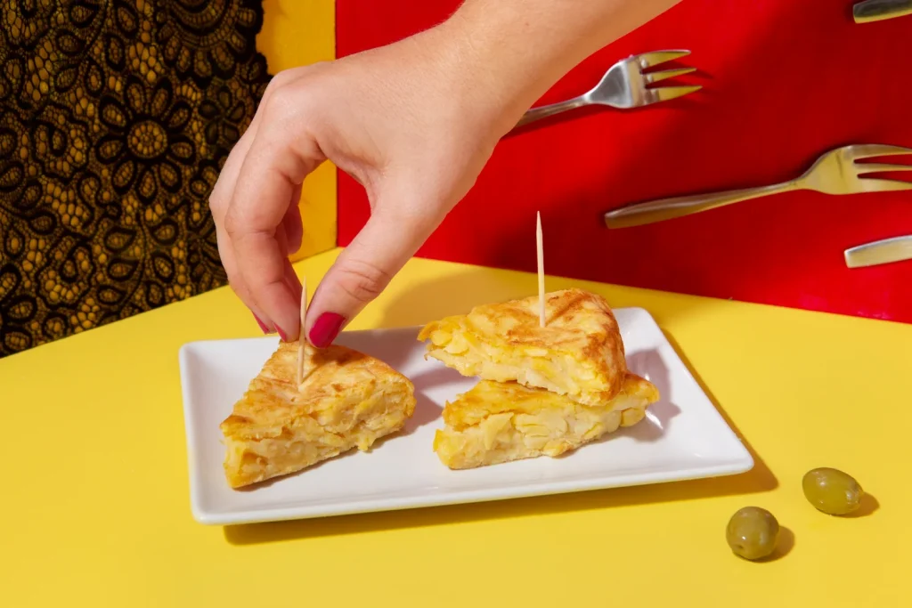 Esta tortilla es mucho más que un plato; es un vehículo de emociones, recuerdos y cariño familiar. Fuente: Freepik
