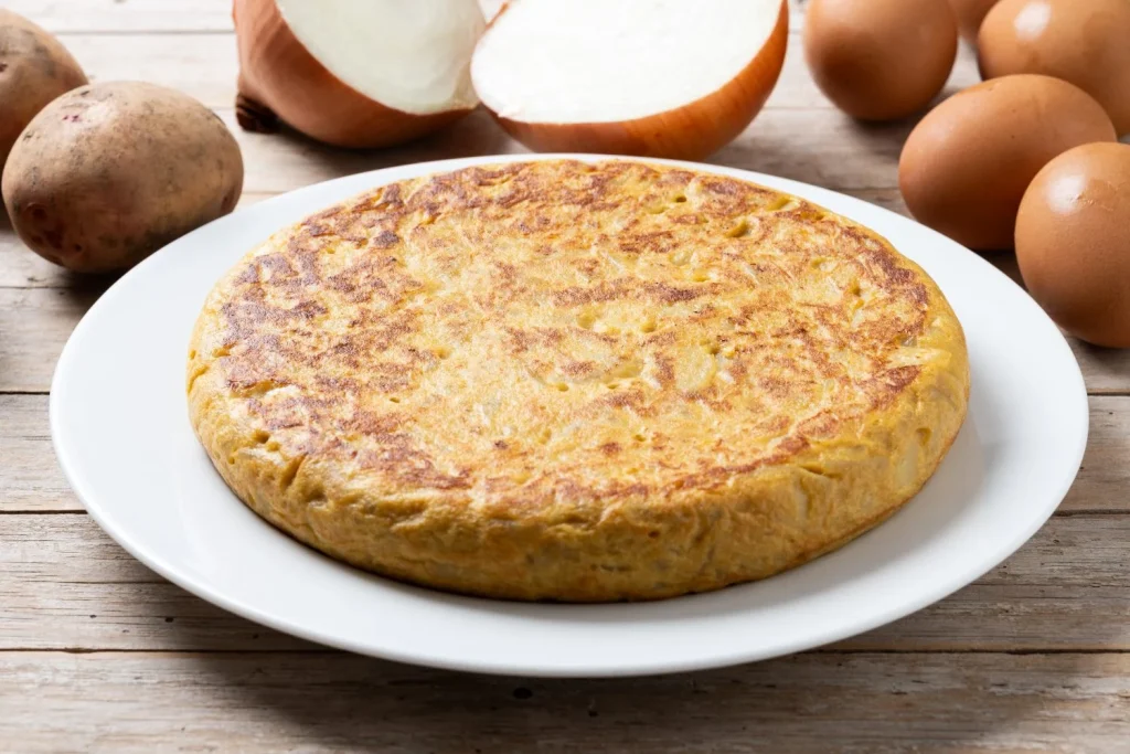 El inconfundible sabor y aroma de esta tortilla nos transportan directamente a la seguridad y el calor de la infancia. Fuente: Freepik
