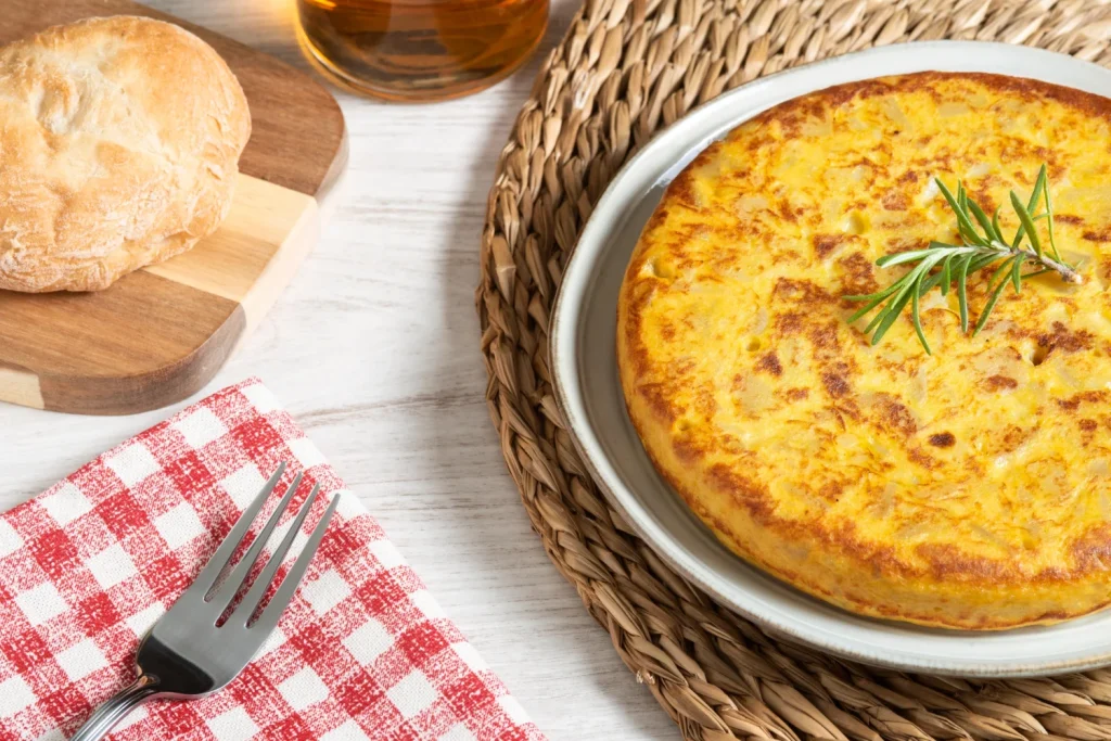 Lograr el punto exacto de cuajado es el arte definitivo que distingue una buena tortilla de una legendaria. Fuente: Freepik
