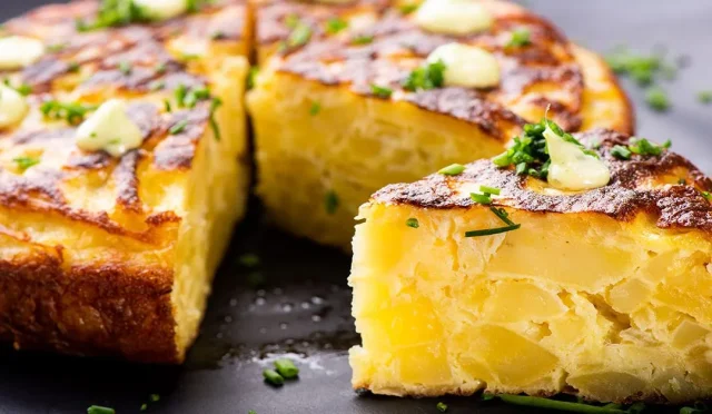 La tortilla de patatas, el error fatal: el 68% de los españoles la hacen con cebolla… y los expertos dicen que así nunca cuaja