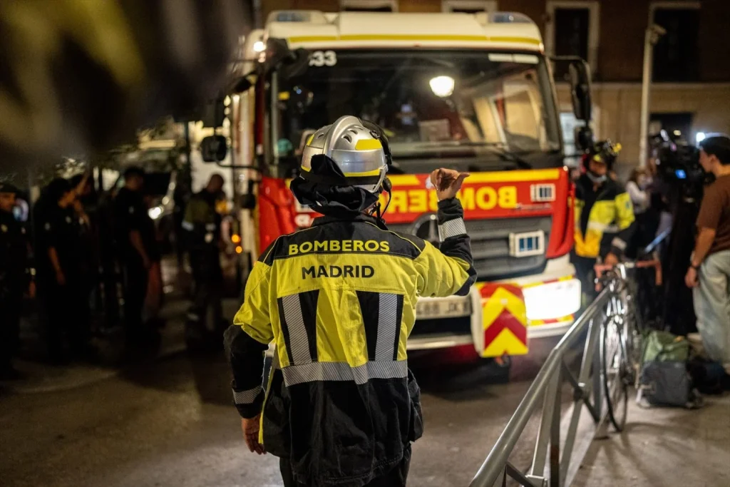 Servicios de Emergencias en las inmediaciones del derrumbe del edificio en la calle Hileras de Madrid