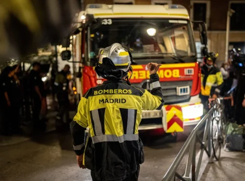 varios_bomberos_madrid_trabajan_inmediaciones_donde_derrumbado_edificio Servicios de Emergencias en las inmediaciones del derrumbe del edificio en la calle Hileras de Madrid
