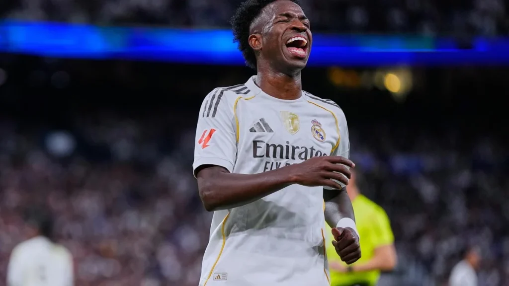 Vinicius estalla tras ser sustituido en El Clásico: Alfredo Relaño critica su actitud y lanza un mensaje al Real Madrid 1 Vinicius estalla tras ser sustituido en El Clásico: Alfredo Relaño critica su actitud y lanza un mensaje al Real Madrid Fuente: Agencias