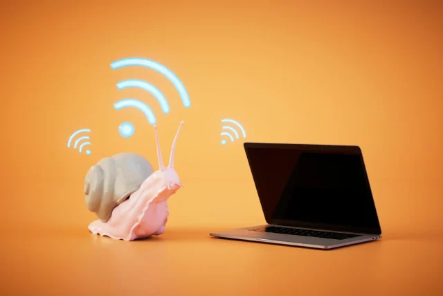 Roberto Díaz (41), ingeniero de telecomunicaciones: "Tu operador te está limitando la señal WiFi a propósito y así puedes solucionarlo"