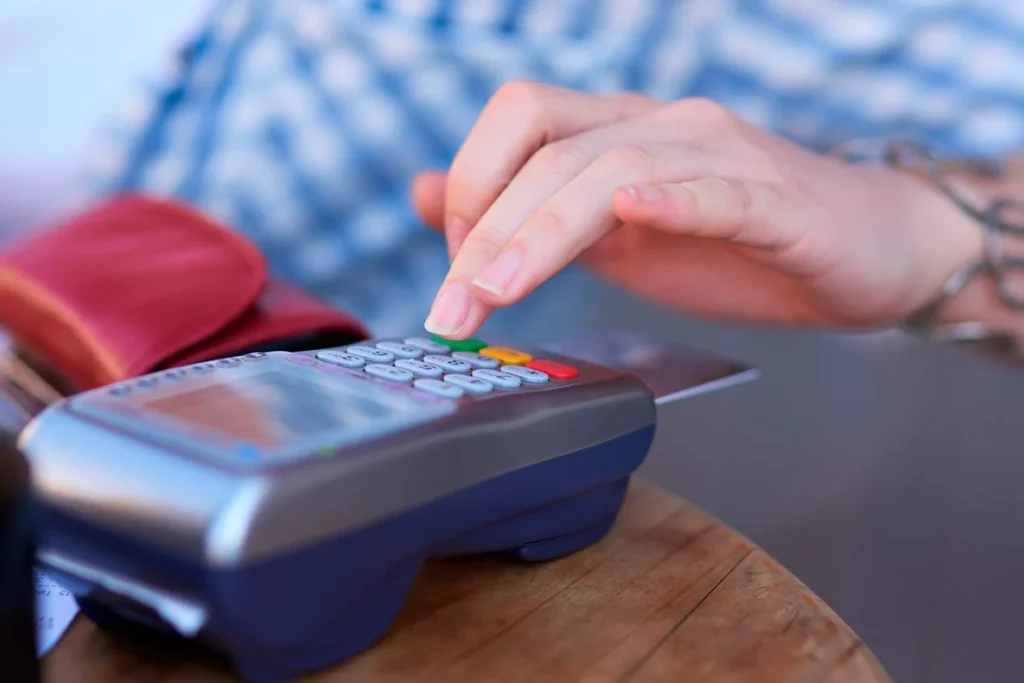 ¿En qué consiste el truco del doble toque en el datáfono para prevenir estafas?